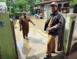 Aparat Kelurahan Margamulya Bersama Warga Bersihkan Lingkungan Pasca Banjir