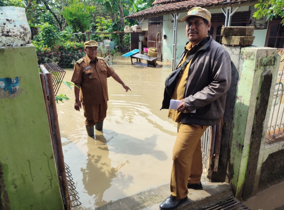 Aparat Kelurahan Margamulya Bersama Warga Bersihkan Lingkungan Pasca Banjir