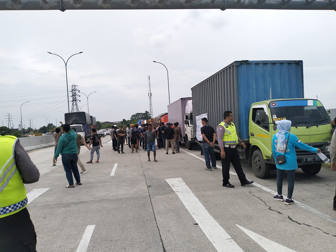 Tolak Aturan ODOL, Sopir Truk Aksi di Cikarang