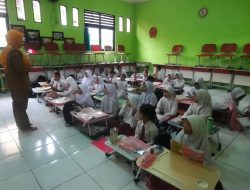 Memprihatinkan! Hari Pertama Sekolah Siswa SDN Kayuringin Jaya XVI Terpaksa Belajar Lesehan Gegara Krisis Kursi-Meja