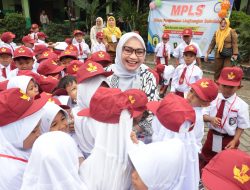 Ketua TP PKK Kota Bekasi Motivasi Siswa di Hari Pertama Sekolah