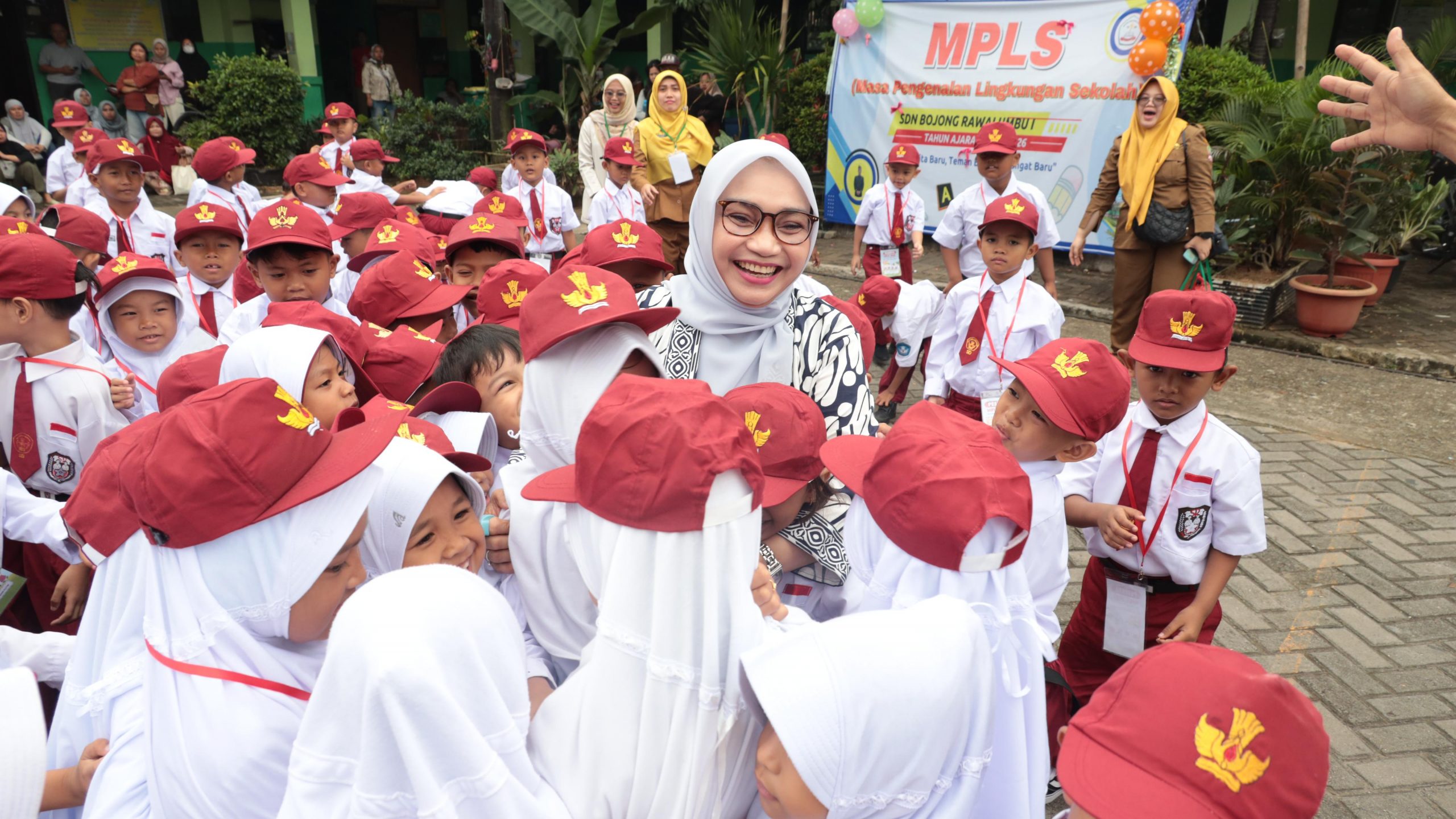 Ketua TP PKK Kota Bekasi Motivasi Siswa di Hari Pertama Sekolah
