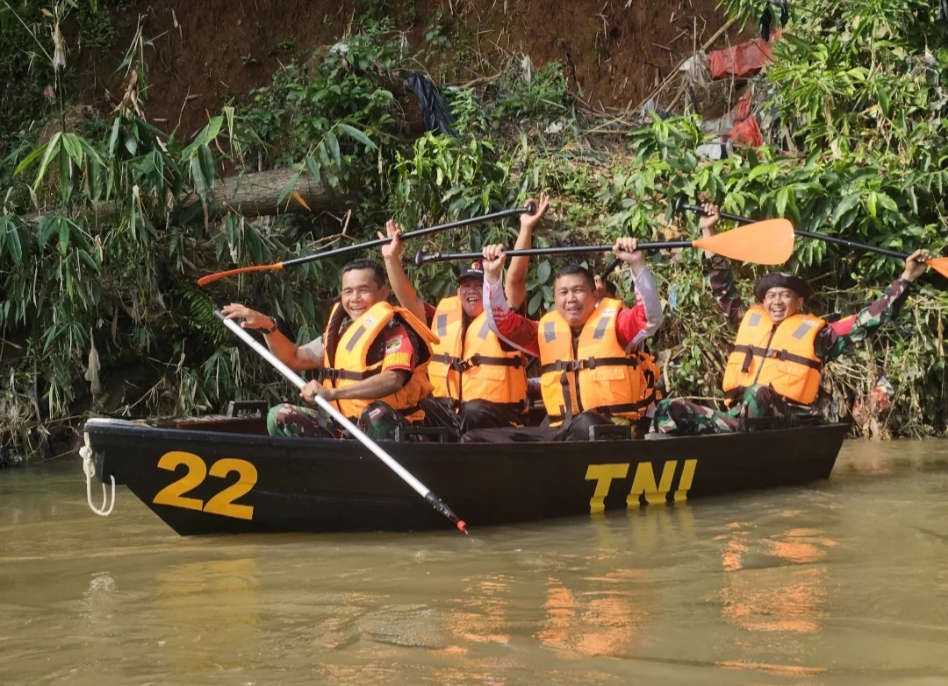 Cegah Bencana, Aparatur Jatisampurna, TNI dan Polri Susuri Sungai Cikeas