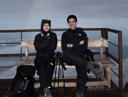 Rayakan 5 Tahun Pernikahan, Rey Mbayang dan Dinda Hauw Daki Gunung Fuji