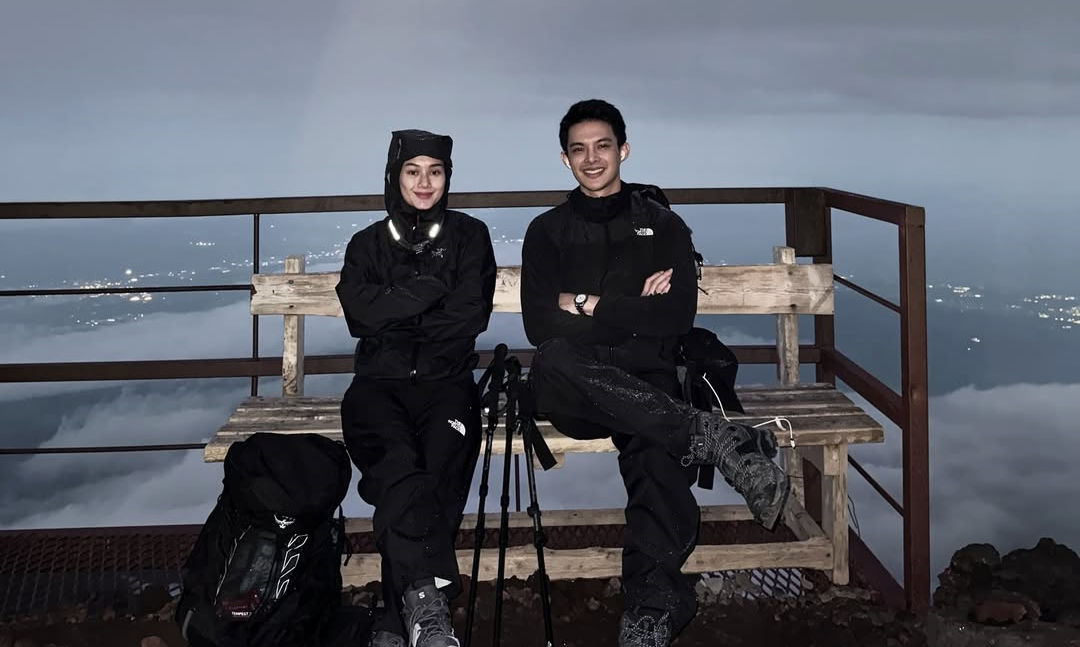Rayakan 5 Tahun Pernikahan, Rey Mbayang dan Dinda Hauw Daki Gunung Fuji