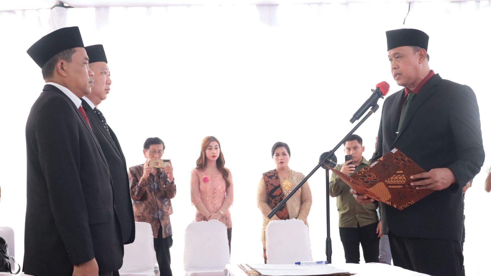 Wali Kota Bekasi Lantik Dua Direktur BUMD, Tekankan Profesionalisme dan Orienatasi Hasil