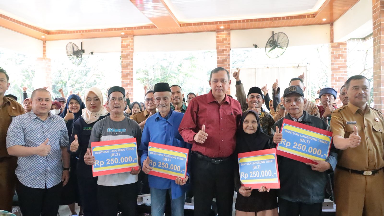 Pemkot Bekasi Salurkan BLT DBHCHT, Warga Terima Rp250 Ribu