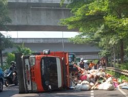 Truk Sampah Terguling di Flyover Cut Meutia Tutupi Ruas Jalan