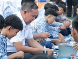 Bawa Bekal dari Istri, Wali Kota Bekasi Tri Adhianto Makan Bareng Siswa SMPN 3 Kota Bekasi