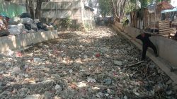 Sampah di Kali Kapuk Medansatria Kian Menumpuk