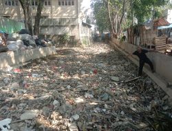 Sampah di Kali Kapuk Medansatria Kian Menumpuk