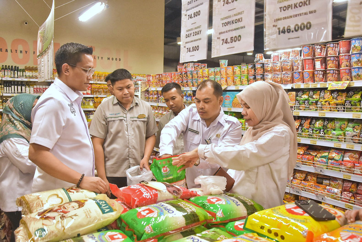 Satgas Pangan Kabupaten Bekasi Temukan Beras Terindikasi Oplosan di Supermarket