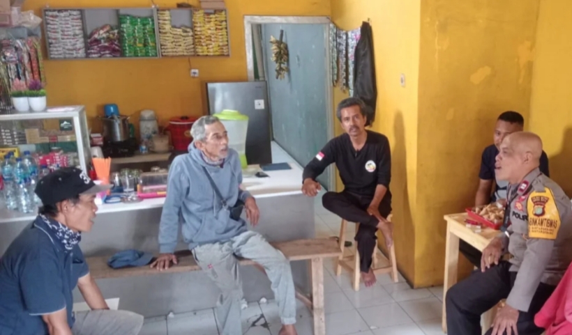 Bhabinkamtibmas Bantargebang Mediasi Dua Pedagang Es Terlibat Cekcok Gara-gara Jualan Berdekatan
