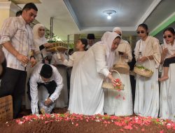Isak Tangis Iringi Pemakaman Mendiang Suryadharma Ali di Ponpes Miftahul ‘Ulum Cikarang Barat