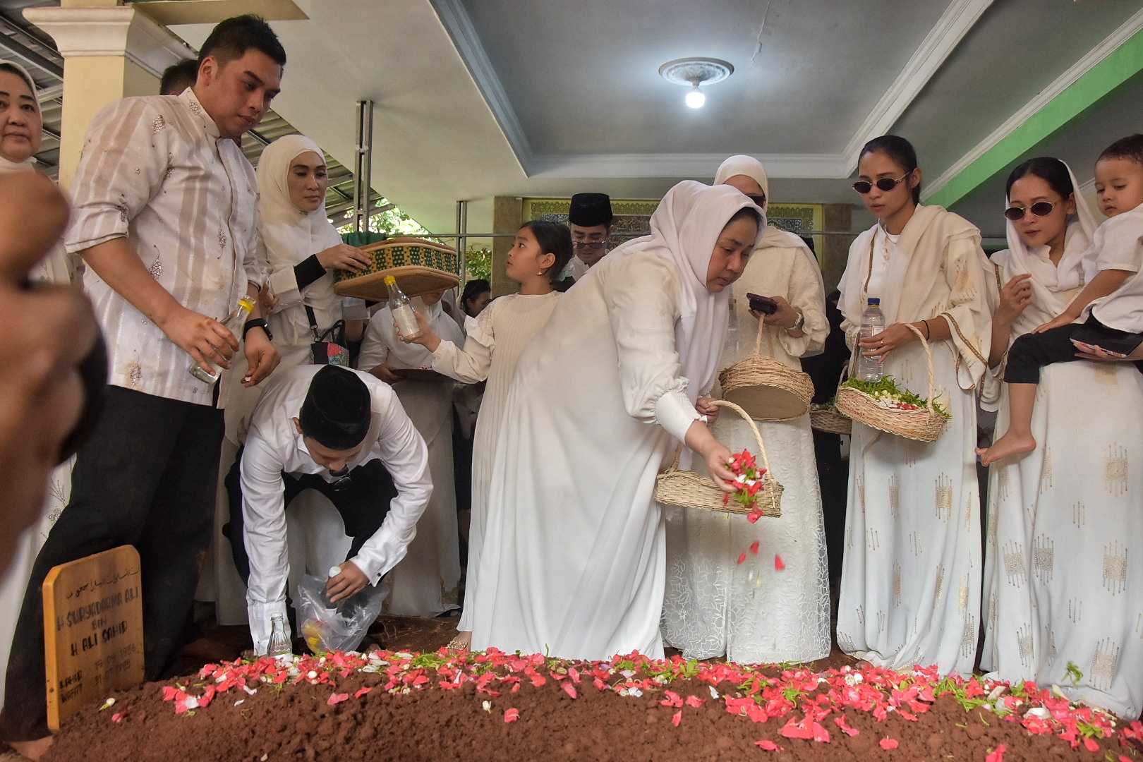 Isak Tangis Iringi Pemakaman Mendiang Suryadharma Ali di Ponpes Miftahul ‘Ulum Cikarang Barat