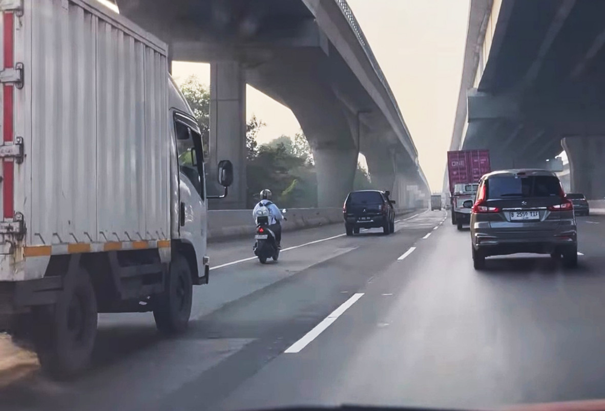 Ikuti Google Maps, Pengendara Motor Masuk Tol Japek