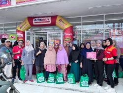 Alfamart Bagikan Puluhan Paket Sembako untuk Warga Prasejahtera di Bogor Barat