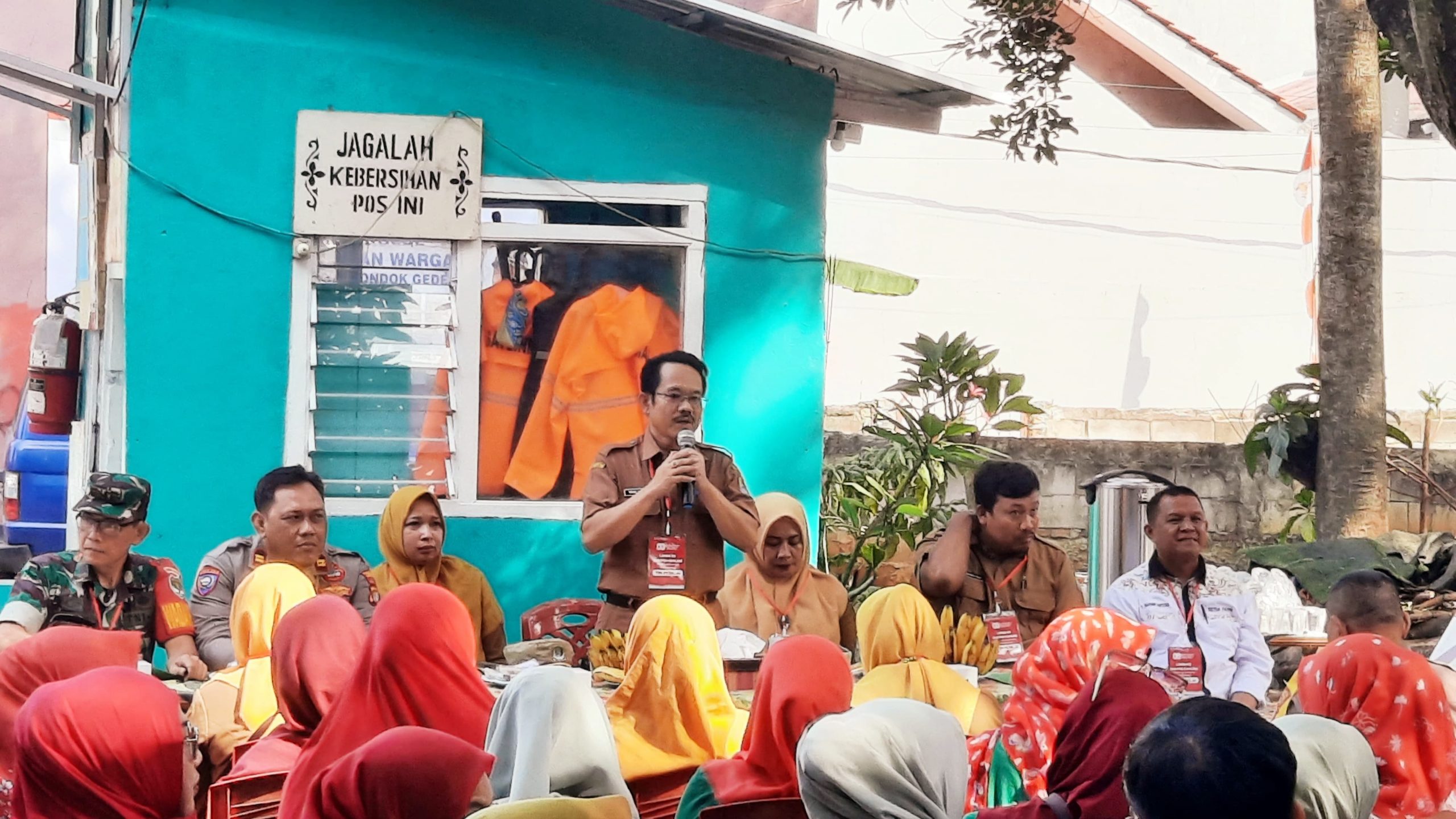 Lima RW di Pondokgede Sibuk Dandani Poskamling
