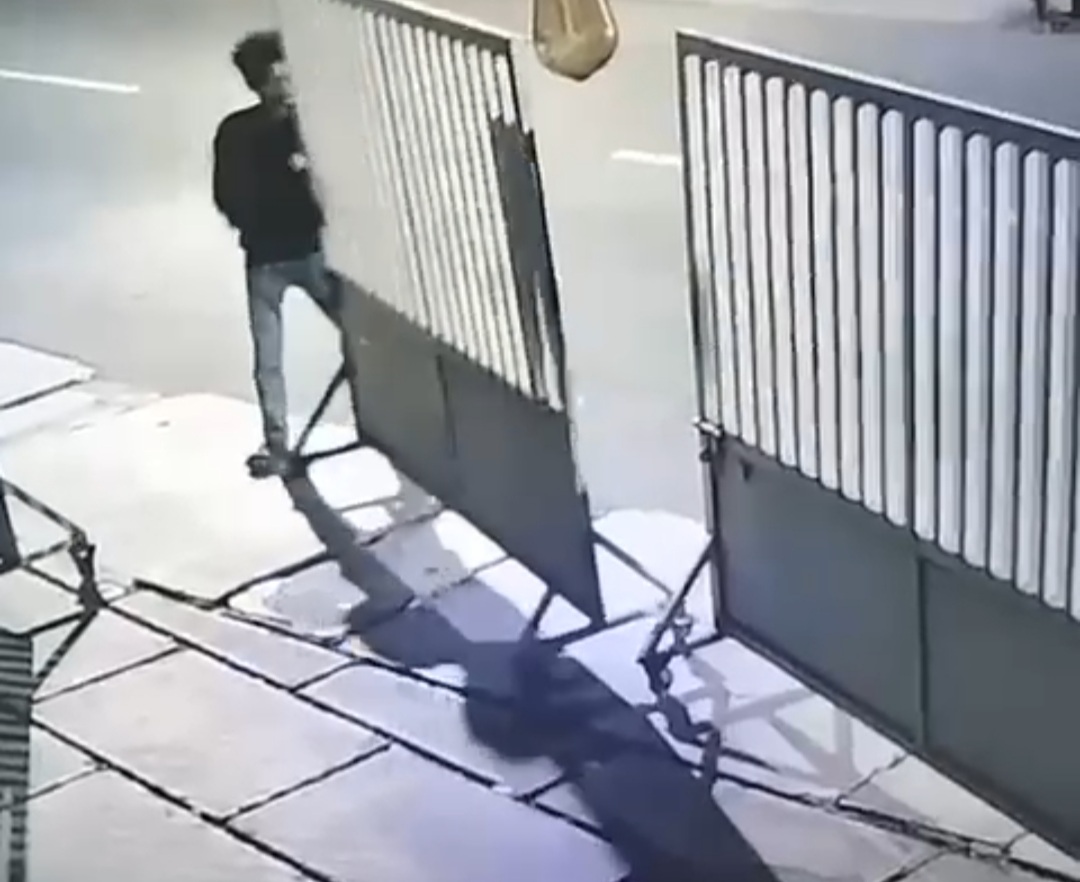 Dua Remaja Gondol Pagar Ruko di Bekasi Timur, Polisi Turun Tangan