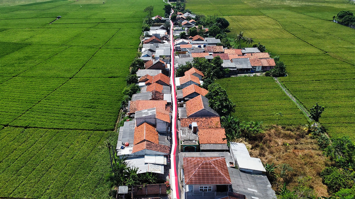 Merah Putih Satu Km Membentang di Permukiman Warga Rengasbandung Barat Kedungwaringin