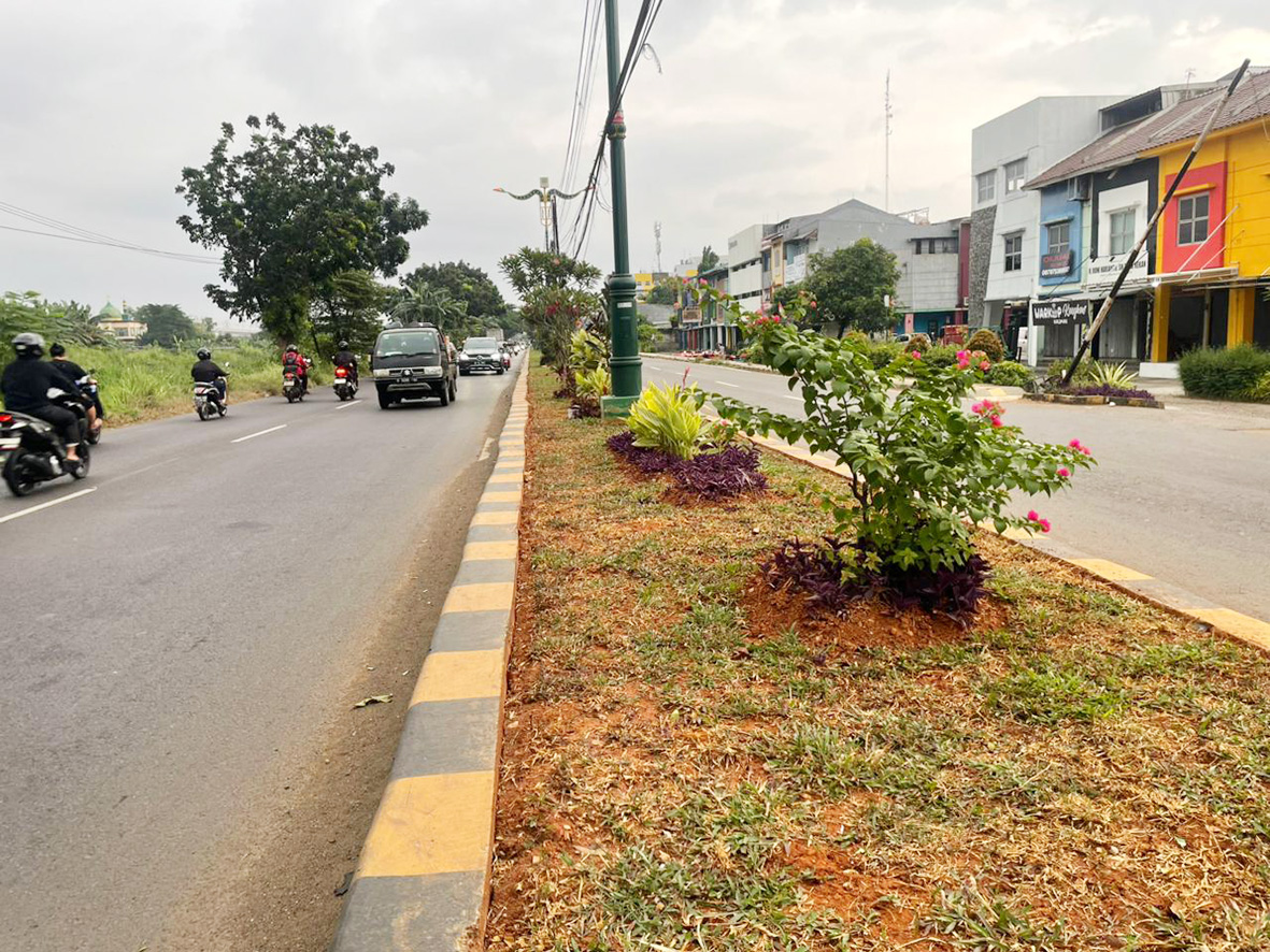 Median Jalan Inspeksi Kalimalang Makin Indah