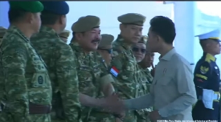 Gibran Abaikan Salaman dengan Bahlil, AHY, Cak Imin hingga Zulhas di Upacara Militer Batujajar