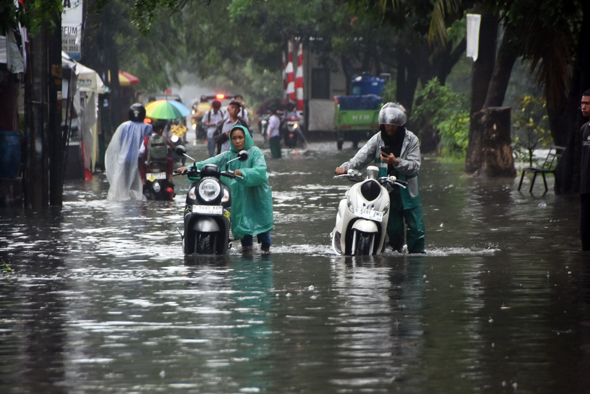 Banjir Setengah Meter Rendam Rawalumbu