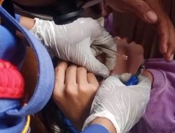 Petugas Disdamkarmat Evakuasi Anting Tersangkut di Telinga Balita