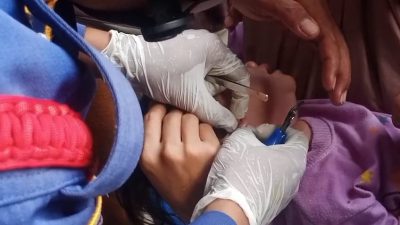 Petugas Disdamkarmat Evakuasi Anting Tersangkut di Telinga Balita