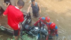 Gerobak Motor Tercebur ke Kali di Mustika Jaya, Muatan Gas dan Air Hanyut