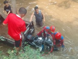 Gerobak Motor Tercebur ke Kali di Mustika Jaya, Muatan Gas dan Air Hanyut