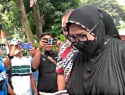 Sosok Umi Cinta Saat Penuhi Panggilan Klarifikasi Pengajian Diduga Bayar Rp1 Juta Masuk Surga di Mustikajaya