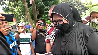 Sosok Umi Cinta Saat Penuhi Panggilan Klarifikasi Pengajian Diduga Bayar Rp1 Juta Masuk Surga di Mustikajaya