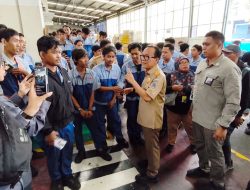 Wamen Ketenagakerjaan Sidak ke Perusahaan di Cikarang, Temukan Pekerja Magang Tanpa Jaminan Sosial dan Upah Layak