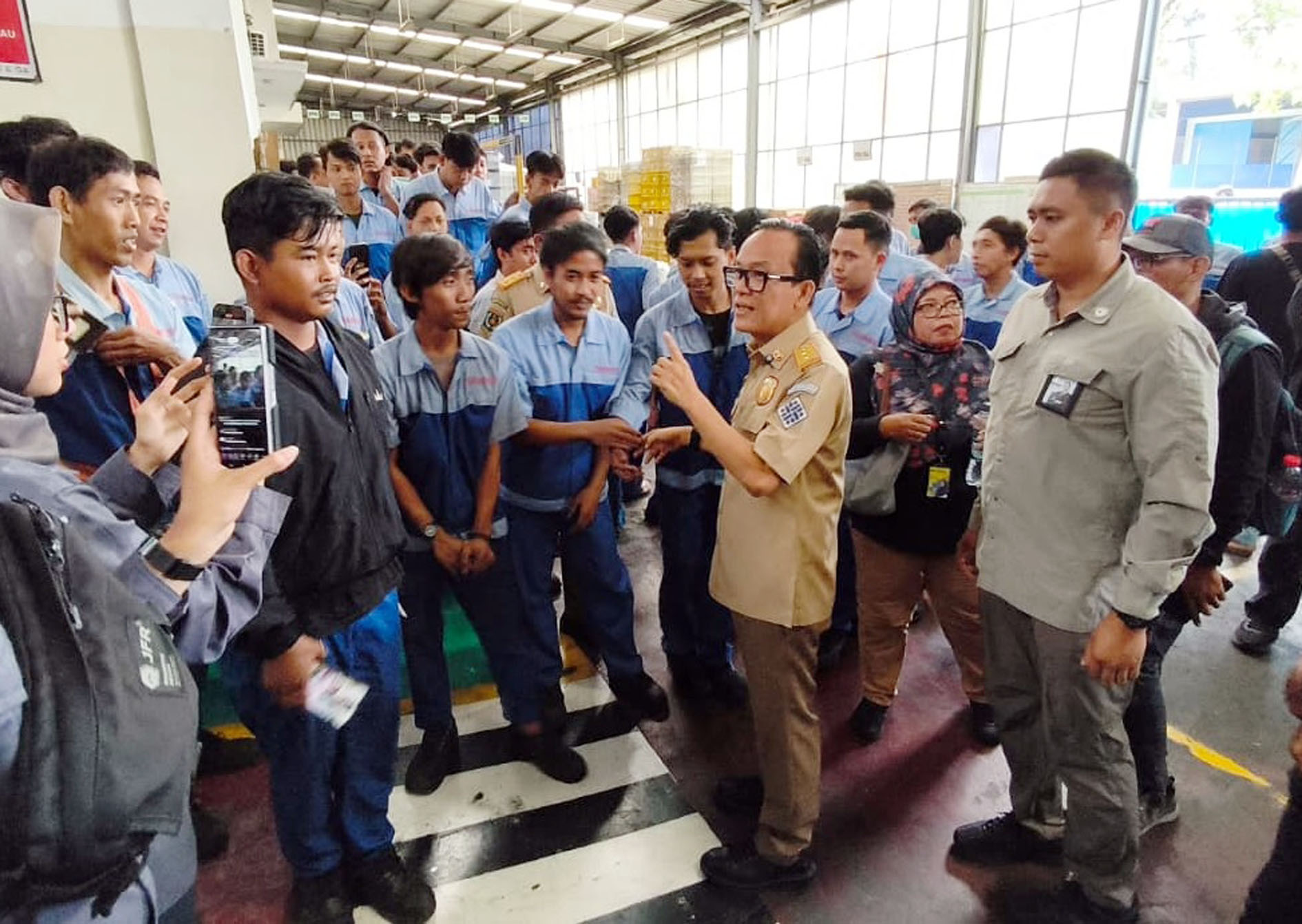 Wamen Ketenagakerjaan Sidak ke Perusahaan di Cikarang, Temukan Pekerja Magang Tanpa Jaminan Sosial dan Upah Layak