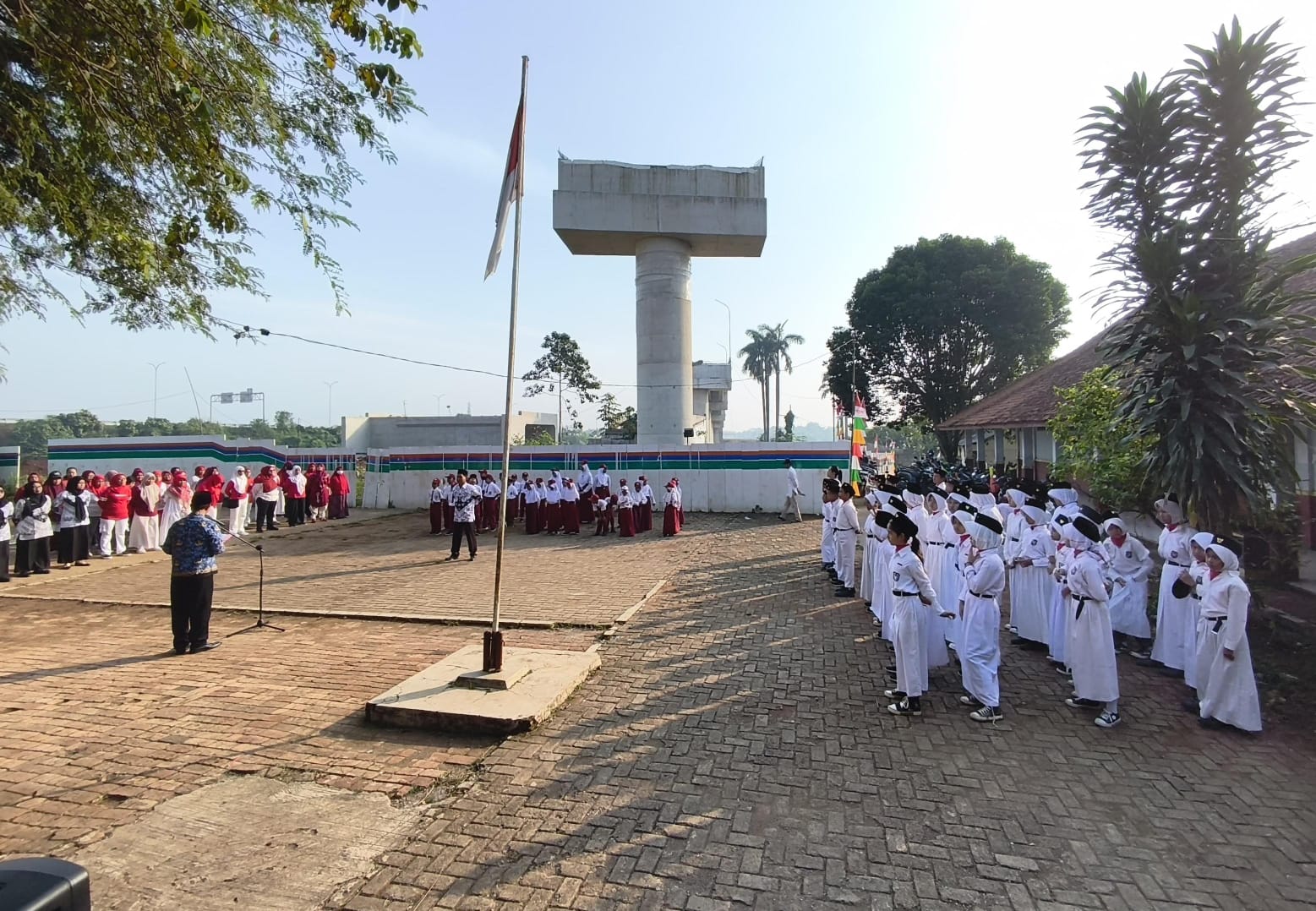 Peringati HUT ke-80 Kemerdekaan RI, SDN Burangkeng 04 “Terjepit” Proyek Jalan Tol Suarakan Tuntutan Percepat Relokasi