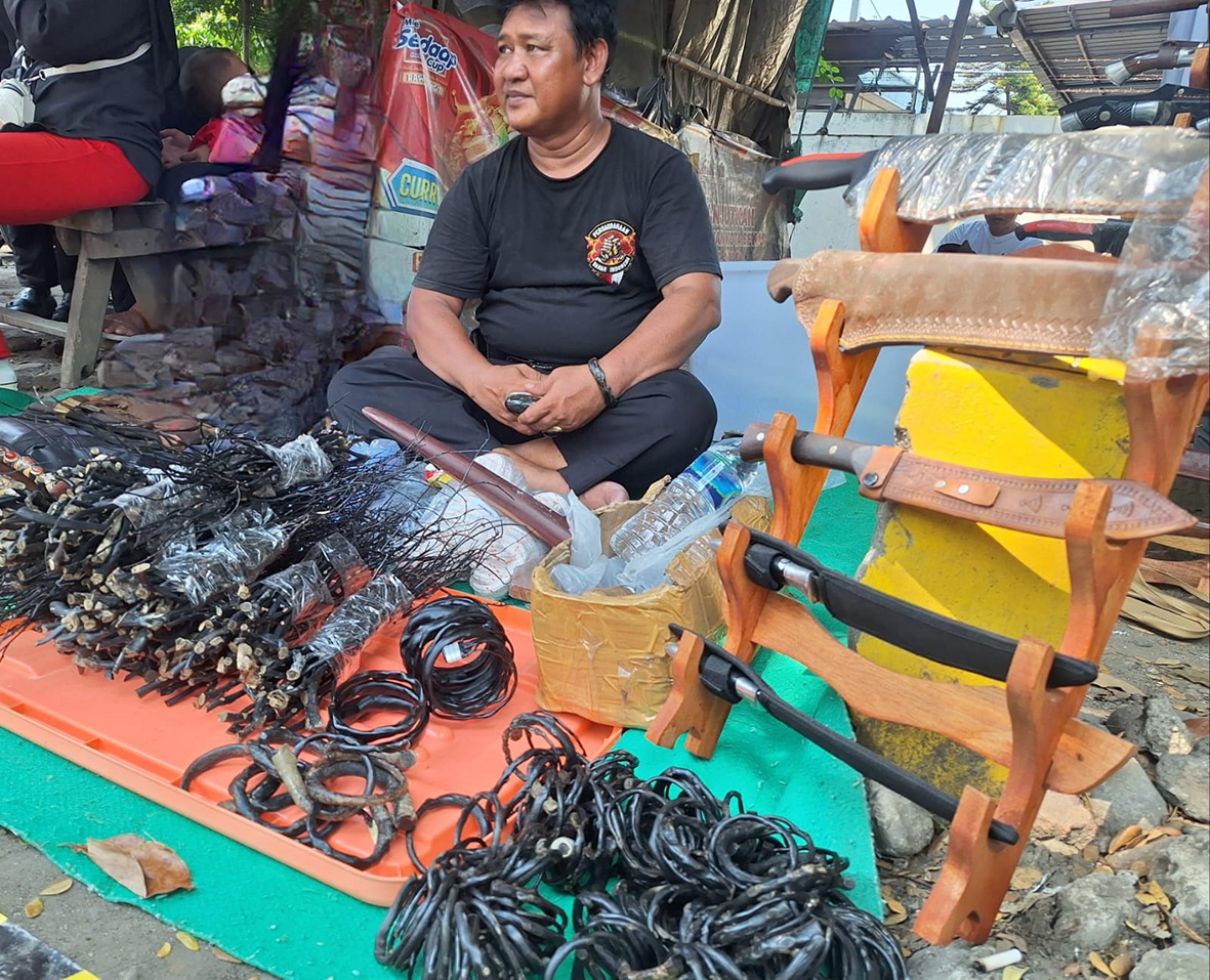 Laris Manis Akar Bahar di Kali Abang Tengah