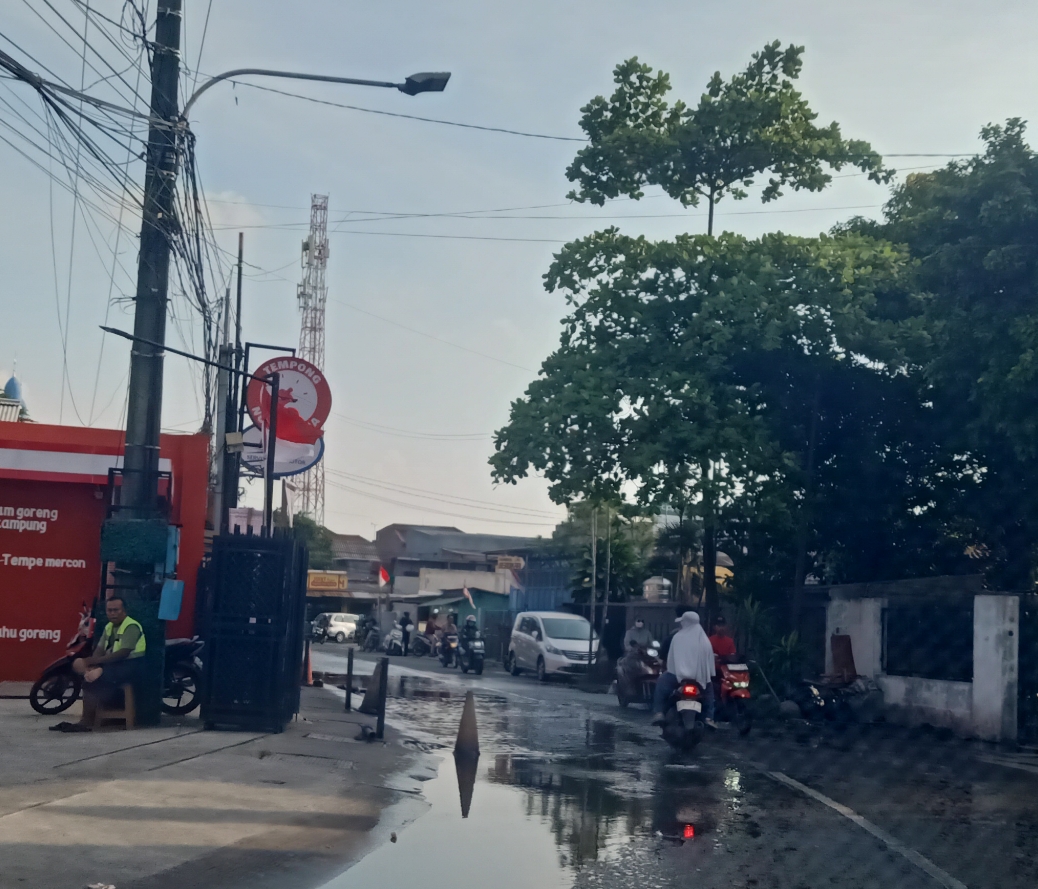 Jalan Mekar Sari Bekasi Timur Tergenang Berbulan-bulan