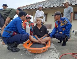Pria Paruh Baya Terjatuh Saat Perbaiki Speaker Masjid di Dukuh Zamrud, Tim Rescue Disdamkarmat Bantu Evakuasi