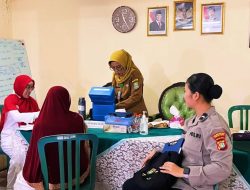 Polwan Polsubsektor Pekayon Jaya Ajak Ibu-ibu Posyandu Tetap Waspada Kejahatan