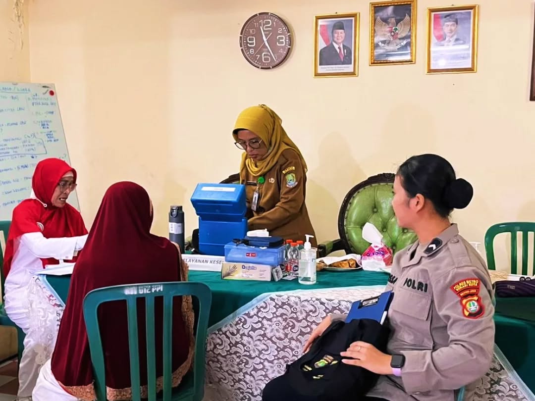 Polwan Polsubsektor Pekayon Jaya Ajak Ibu-ibu Posyandu Tetap Waspada Kejahatan