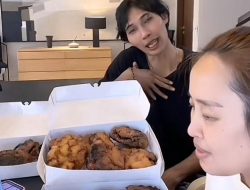 Pisang Goreng Pinkan Mambo Dijual Rp200 Ribu, Arya Khan Justru Kritik Tekstur: Keras Banget!