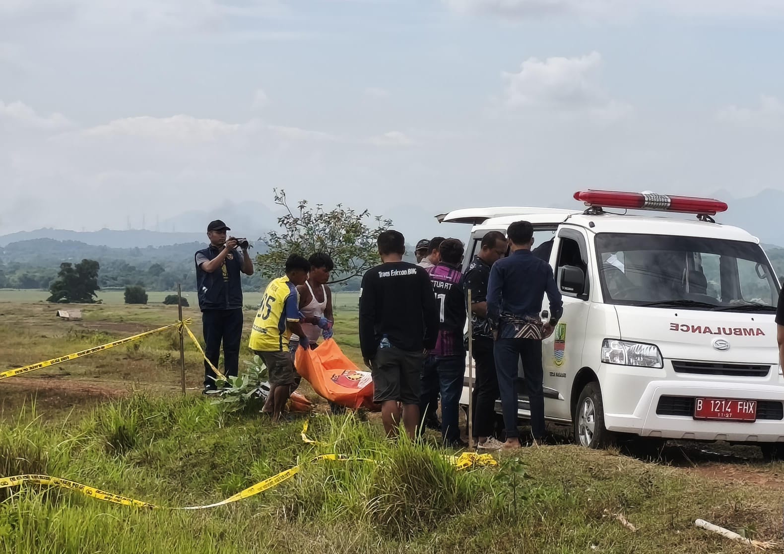 Mayat Pria Ditemukan di Sawah Serangbaru Bekasi, Kaki hingga Mata Dilakban  