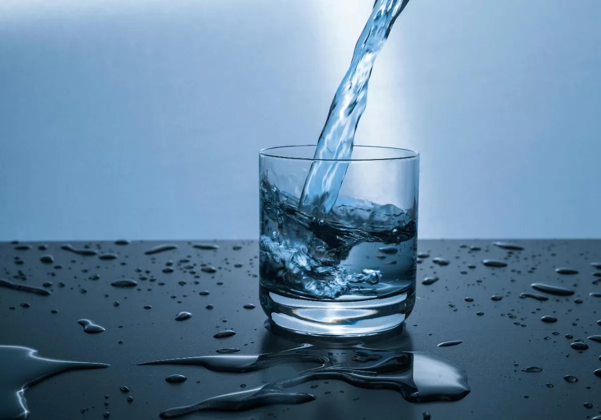 Kulit Glowing Gegara Konsumsi Ini, 7 Manfaat Minum Air Putih