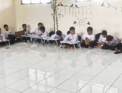 Belajar Lesehan, Siswa SDN Sukadanau 04 Cikarang Barat Mengeluh Pegal