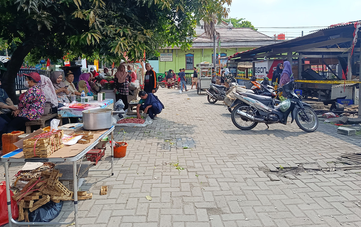 Pasca Kebakaran, Pedagang Pasar Pejuang Bangun Lapak Darurat