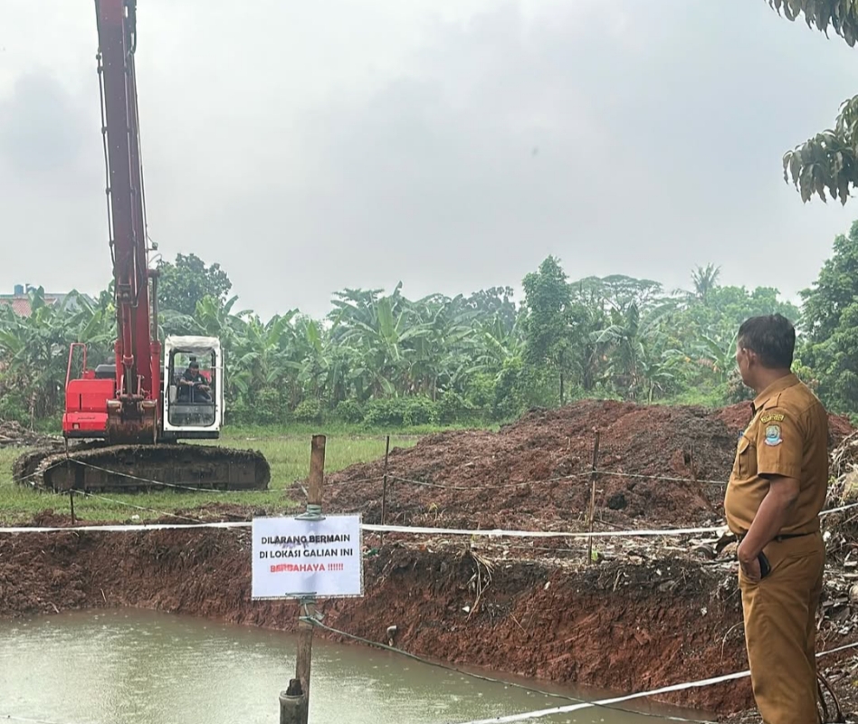 Pengerukan Tanah untuk Pembangunan Polder Sepanjang Jaya Digeber