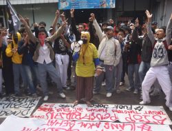 SMPN 13 Kota Bekasi Didemo Alumni Gara-gara Oknum Guru Diduga Lecehkan Siswi, Pemkot Kirim Tim Pencari Fakta   