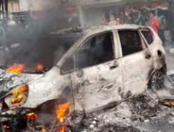 Satu Unit Mobil Dibakar Massa Depan Mako Brimob