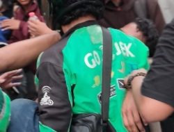 Aksi Unjuk Rasa di Mako Brimob Memanas, Massa Berjatuhan